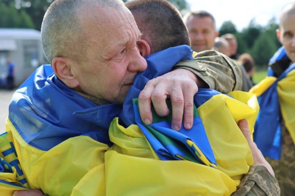 Ucrania recupera a soldados jóvenes y heridos del cautiverio ruso en un nuevo canje de prisioneros de guerra Ucrania recupera a soldados jóvenes y heridos del cautiverio ruso en un nuevo canje de prisioneros de guerra