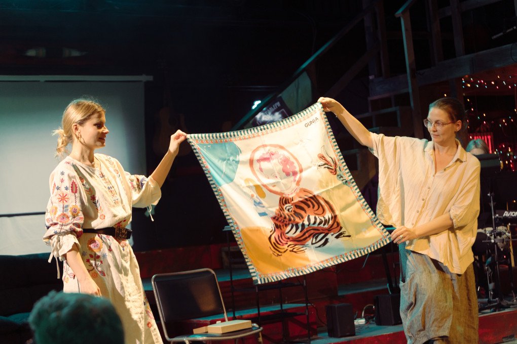 Daria Kolomiec y Musa Gurnis sostienen un pañuelo de seda, uno de los objetos subastados durante la lectura teatral de «Diary of War», el 24 de febrero de 2025. Foto: Tania Nikolaienko Daria Kolomiec y Musa Gurnis sostienen un pañuelo de seda, uno de los objetos subastados durante la lectura teatral de «Diary of War», el 24 de febrero de 2025. Foto: Tania Nikolaienko
