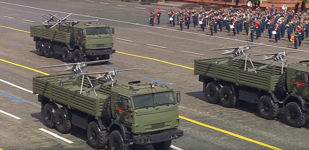 Por primera vez en el desfile del Día de la Victoria en Moscú, Rusia presentó una columna de vehículos militares no tripulados utilizados en los ataques contra Ucrania. Entre los drones expuestos figuraban el «Orlan», el «Zala», el «Lancet», el «Harpia» y el «Geran» (Shahed). (Fuente: Medios de comunicación rusos) Por primera vez en el desfile del Día de la Victoria en Moscú, Rusia presentó una columna de vehículos militares no tripulados utilizados en los ataques contra Ucrania. Entre los drones expuestos figuraban el «Orlan», el «Zala», el «Lancet», el «Harpia» y el «Geran» (Shahed). (Fuente: Medios de comunicación rusos)