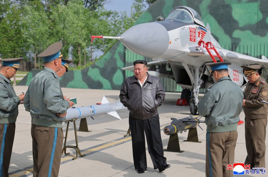 El líder norcoreano Kim Jong Un durante las pruebas del nuevo misil aire-aire norcoreano, 17 de mayo de 2025. (Fuente: KCNA) El líder norcoreano Kim Jong Un durante las pruebas del nuevo misil aire-aire norcoreano, 17 de mayo de 2025. (Fuente: KCNA)