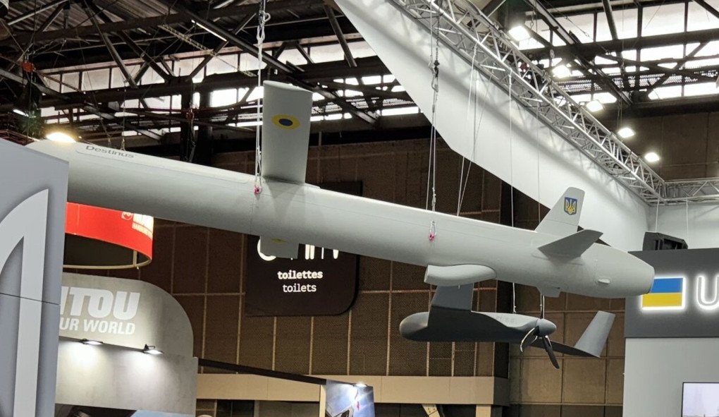 El misil Ruta de Destinus, con la insignia ucraniana, en la exposición Eurosatory 2024 en Francia. (Fuente: Militarnyi) El misil Ruta de Destinus, con la insignia ucraniana, en la exposición Eurosatory 2024 en Francia. (Fuente: Militarnyi)