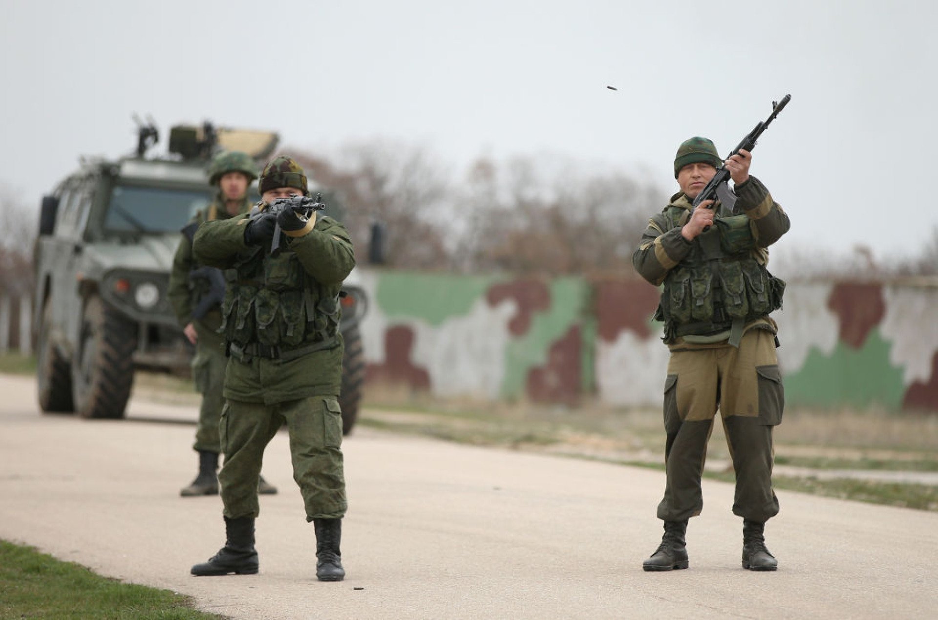 Troops under Russian command fire weapons into the air and scream orders to turn back at an approaching group of over 100 hundred unarmed Ukrainian troops at the Belbek airbase in Crimea. (Source: Getty Images) Troops under Russian command fire weapons into the air and scream orders to turn back at an approaching group of over 100 hundred unarmed Ukrainian troops at the Belbek airbase in Crimea. (Source: Getty Images)