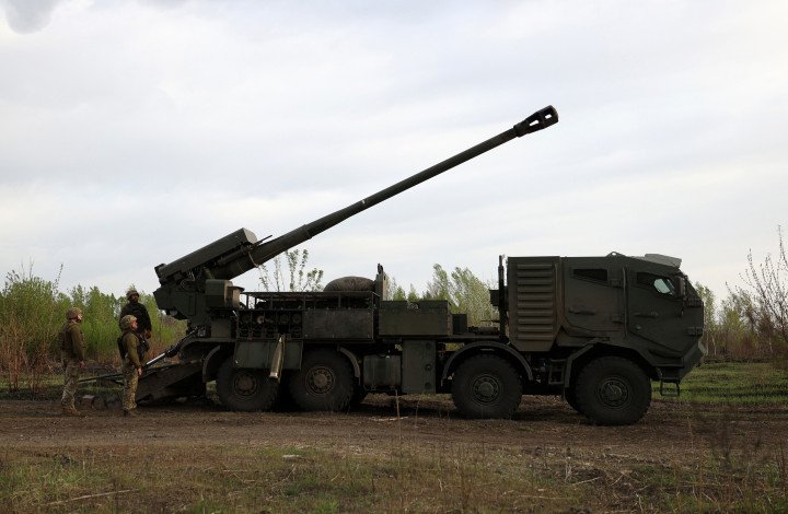 Gunners from the 43rd Separate Mechanized Brigade of the Armed Forces of Ukraine prepare to fire at a Russian position with a 155 mm self-propelled howitzer 2C22 "Bohdana", in the Kharkiv region, on April 21, 2024 (Photo: Getty Images) Gunners from the 43rd Separate Mechanized Brigade of the Armed Forces of Ukraine prepare to fire at a Russian position with a 155 mm self-propelled howitzer 2C22 "Bohdana", in the Kharkiv region, on April 21, 2024 (Photo: Getty Images)