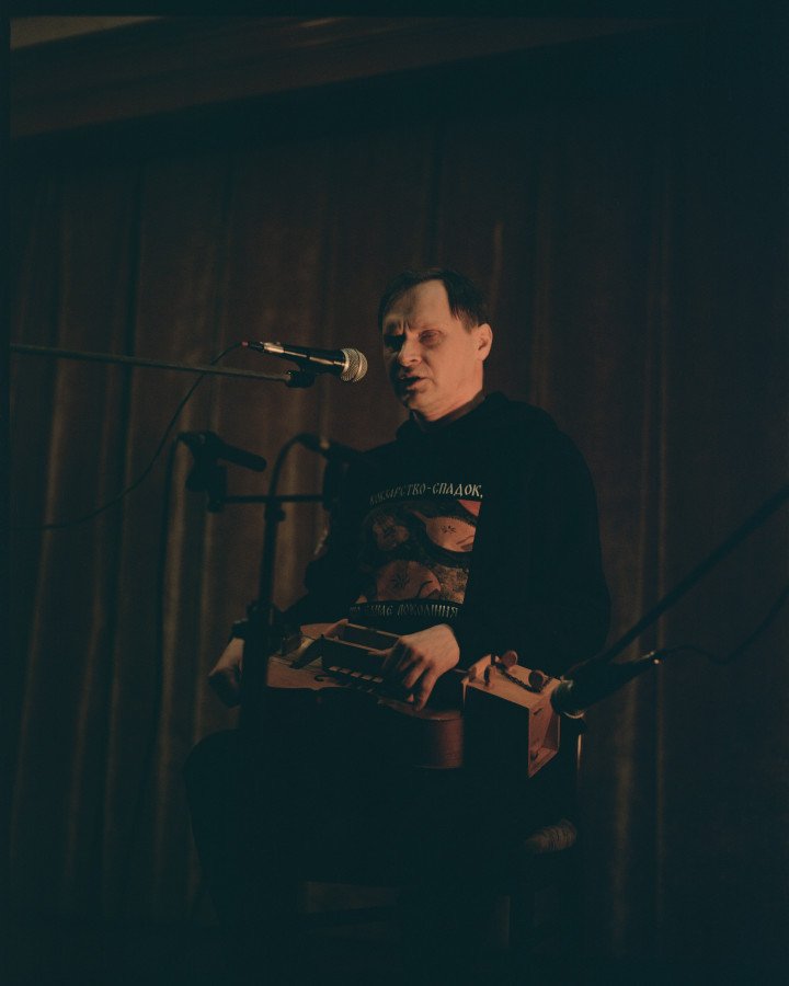 Taras Dorotskyj, a kobzar from Lviv playing the wheel lyre. (Photo: Lucile Brizard) Taras Dorotskyj, a kobzar from Lviv playing the wheel lyre. (Photo: Lucile Brizard)